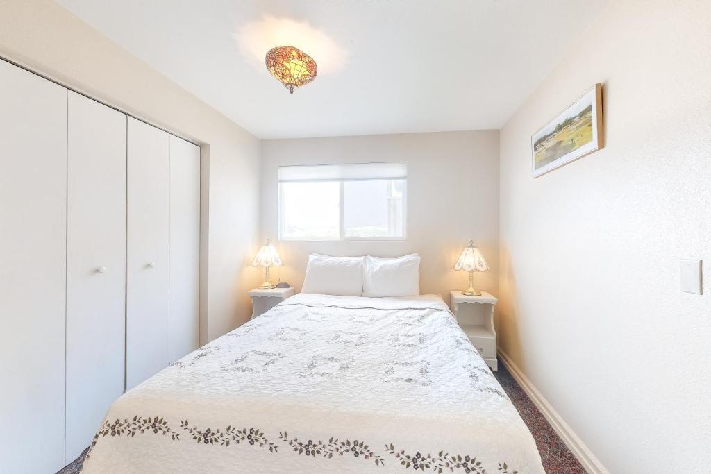 Postel nebo postele na pokoji v ubytování Tidal Links - 4 Bed 3 Bath Vacation home in Bandon Dunes