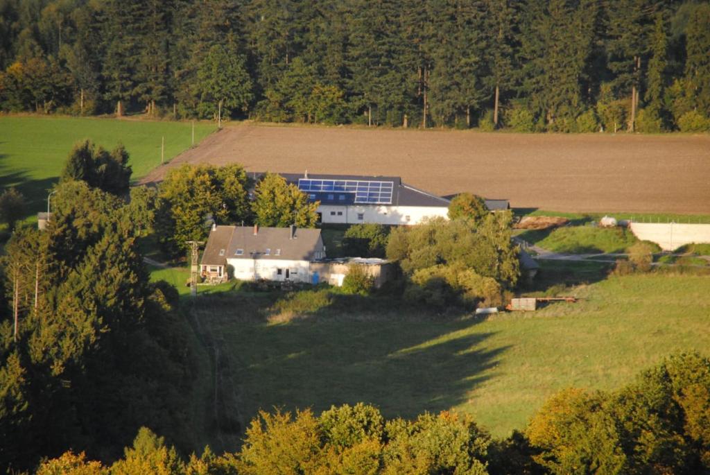 uma vista aérea de uma grande casa num campo em Am Hohestein em Briedeler Heck