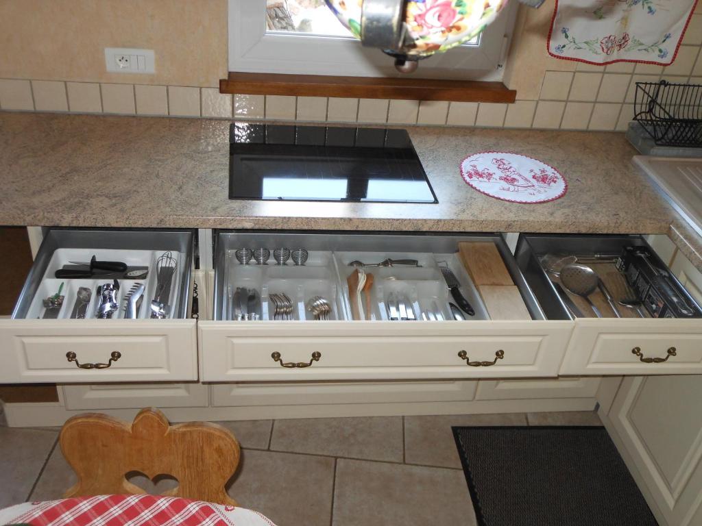 Kuchyň nebo kuchyňský kout v ubytování Gite Le Petit Moulin