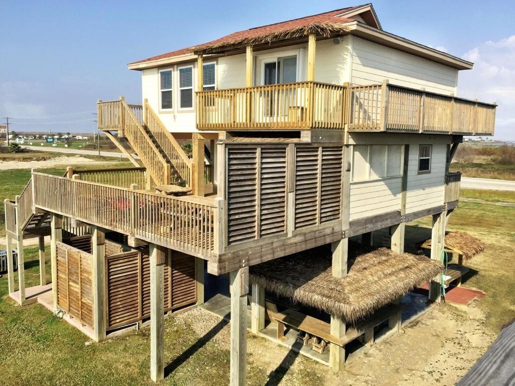 una casa posta in cima a una catasta di legna di Love Shack Home a Rollover