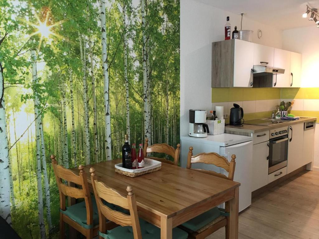 een keuken met een houten tafel en een keuken met bomen bij Schwarzwaldglück in Schluchsee