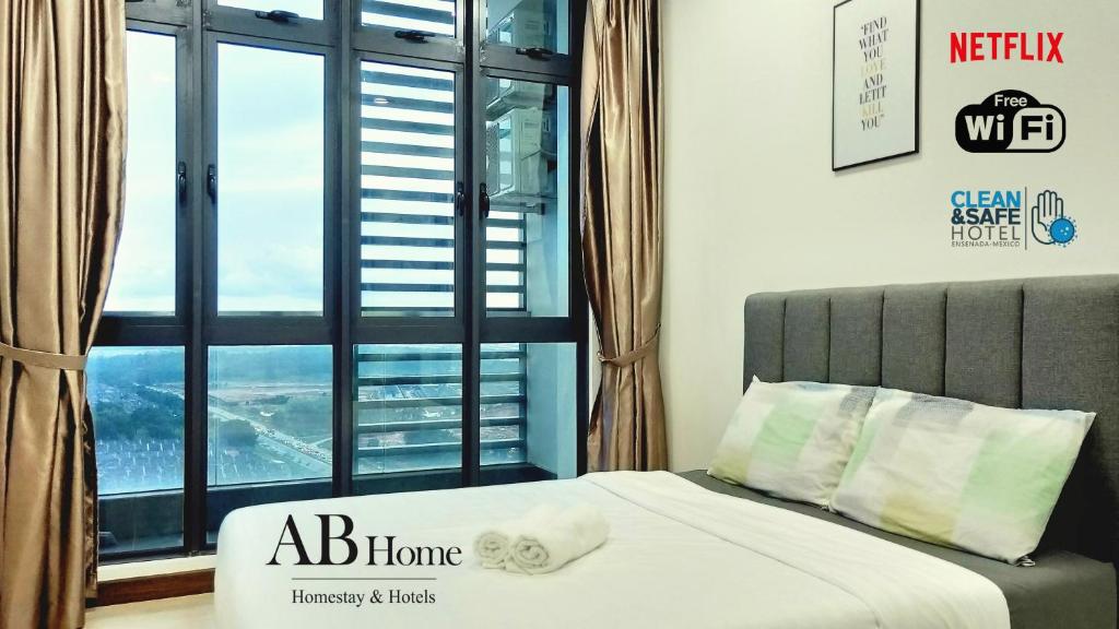 Schlafzimmer mit einem Bett und einem großen Fenster in der Unterkunft ABHOME "JAPAN SUITE" #GreenHaven #Olympic Pool #360"SeaView #JB in Johor Bahru