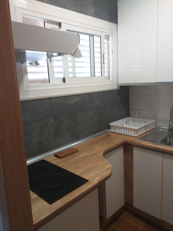 a kitchen with a counter top and a window at Apartamento vistas al mar de La Pineda in Salou