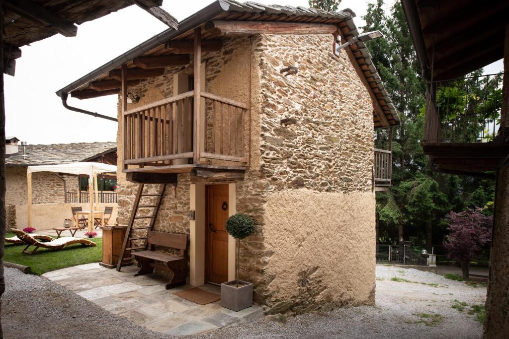 a small building with a balcony on top of it at Casa vacanze I Foresti Ca' Ciota in Cartignano