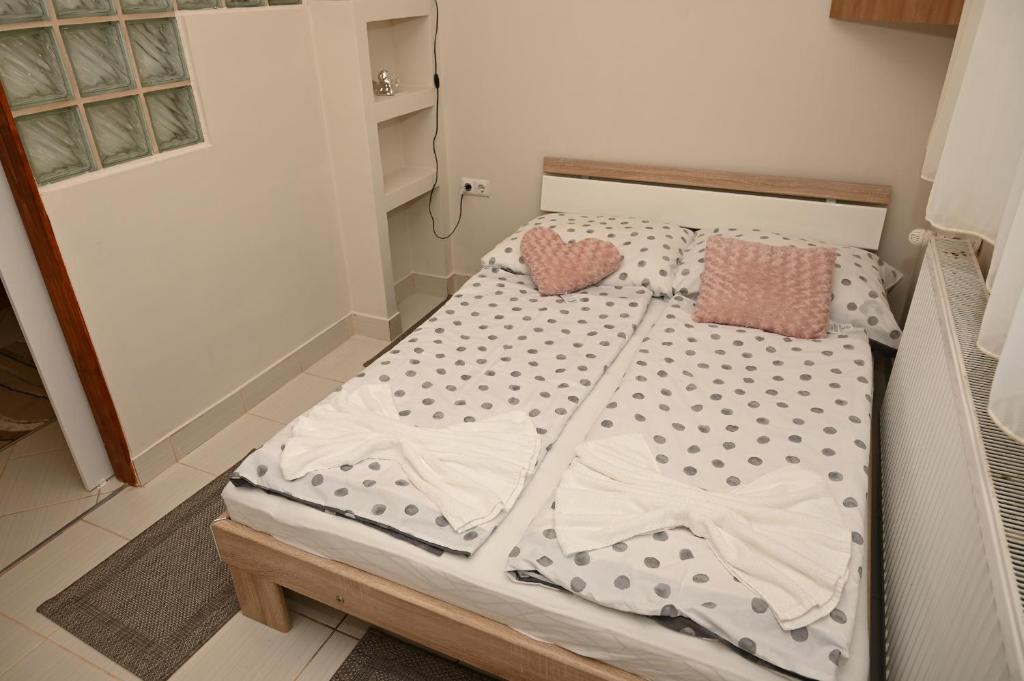 Posteľ alebo postele v izbe v ubytovaní Pálma Apartman