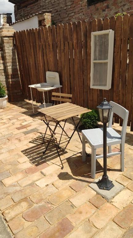 Patio lub wspólna przestrzeń na świeżym powietrzu w obiekcie Bíborlak
