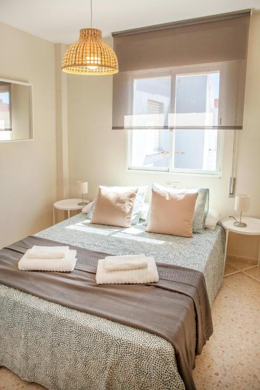 A bed or beds in a room at 13 - EL DUPLEX de la ALAMEDA - ENJOY TARIFA