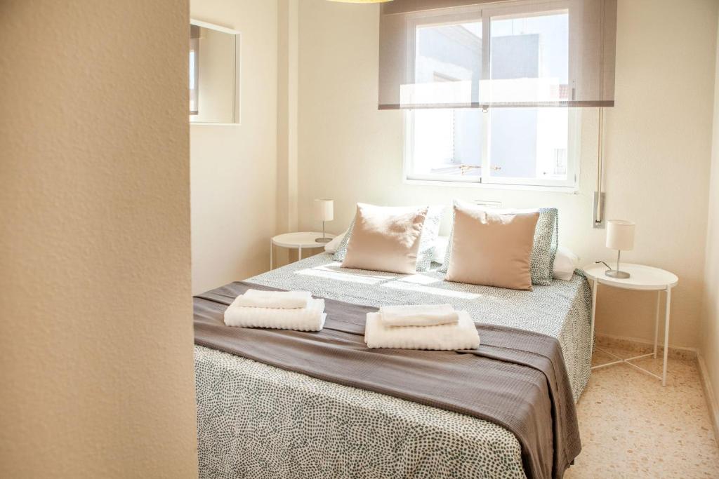A bed or beds in a room at 13 - EL DUPLEX de la ALAMEDA - ENJOY TARIFA