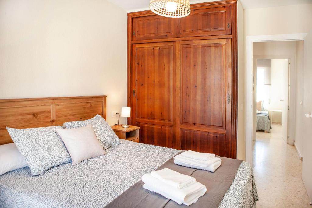 A bed or beds in a room at 13 - EL DUPLEX de la ALAMEDA - ENJOY TARIFA