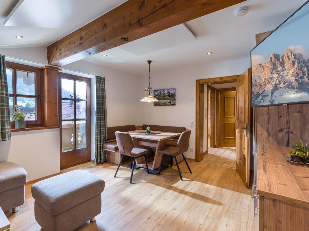 een eetkamer met een tafel en stoelen bij Haus Elsa in Brixen im Thale