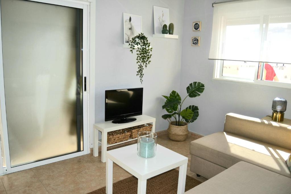 TV a/nebo společenská místnost v ubytování Atico en el corazón de Santa Cruz/ Cozy Penthouse