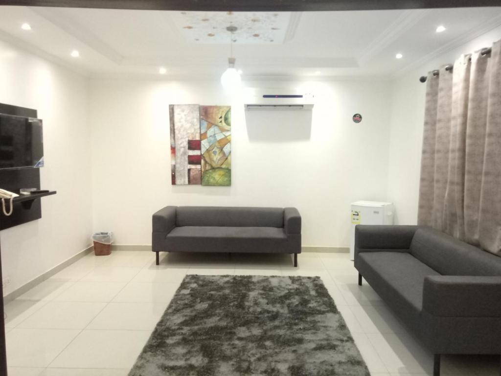 een woonkamer met 2 banken en een tapijt bij Ebreeze Al Hijaz - Previously Amarena in Jeddah