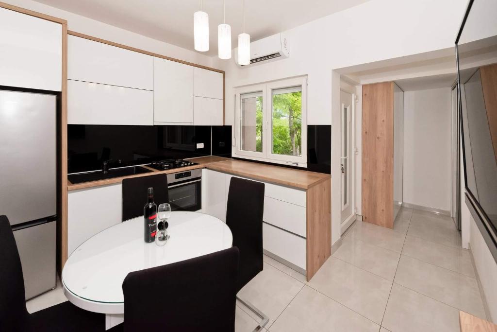 Kuchyň nebo kuchyňský kout v ubytování Apartment White Pearl