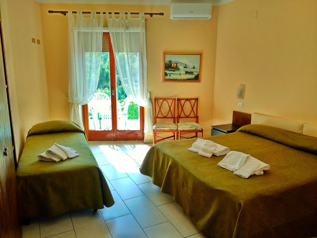 Postel nebo postele na pokoji v ubytování Hotel Desiree