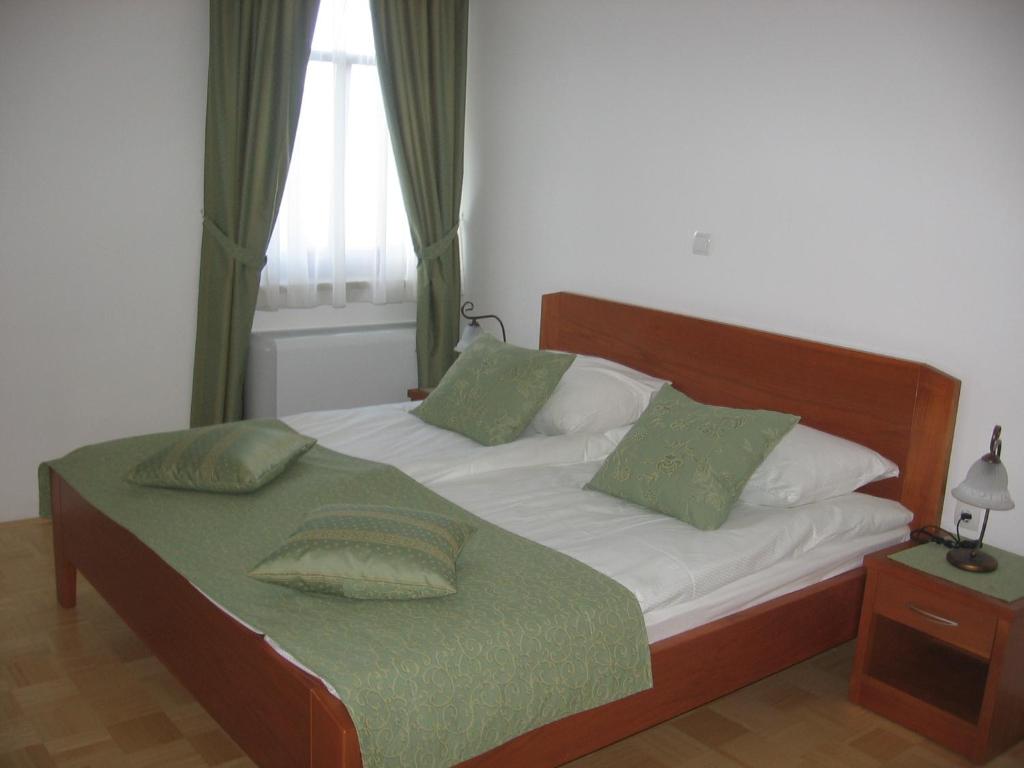 Postel nebo postele na pokoji v ubytování Gostilna in prenočišče KOCJAN