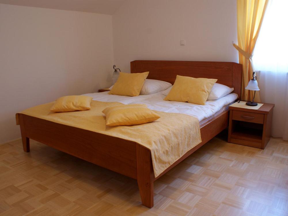 Postel nebo postele na pokoji v ubytování Gostilna in prenočišče KOCJAN