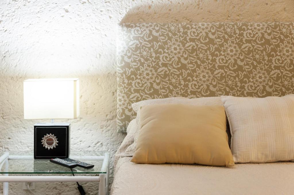 1 dormitorio con 1 cama y 1 mesa con lámpara en Suite 2B, Vista, Garden House, Welcome to San Angel, en Ciudad de México