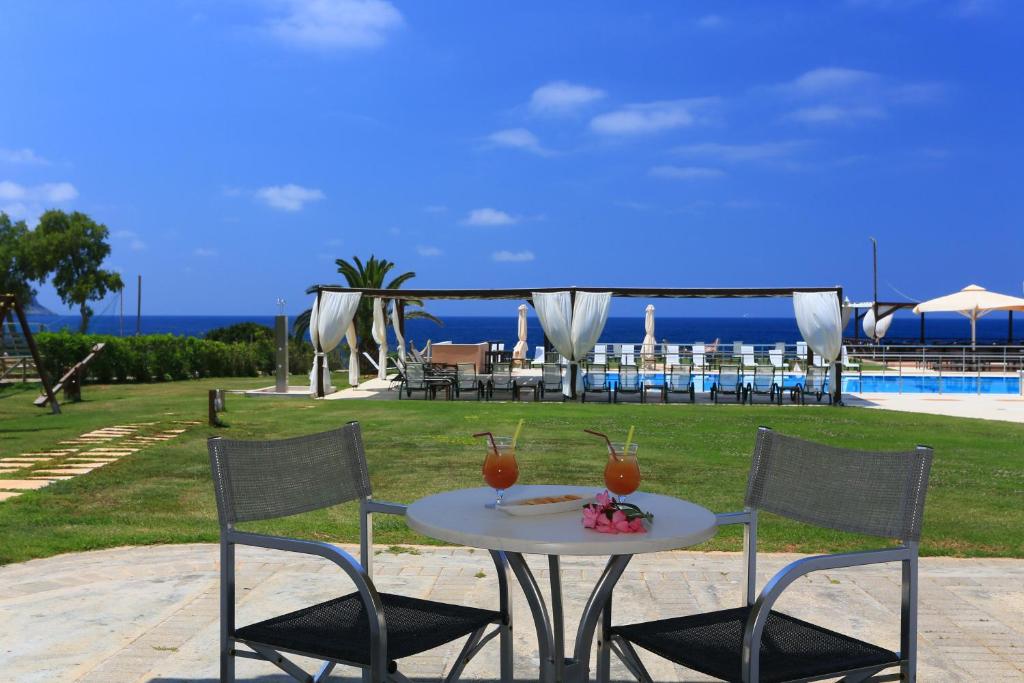 Bazén v ubytování Mesogeios Hotel nebo v jeho okolí