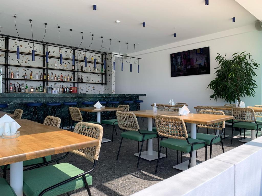 Televízia a/alebo spoločenská miestnosť v ubytovaní Mazoren Art Hotel