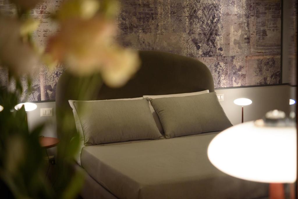 ein Schlafzimmer mit einem Sofa und einem Tisch mit einer Lampe in der Unterkunft CELSO 14 in Palermo