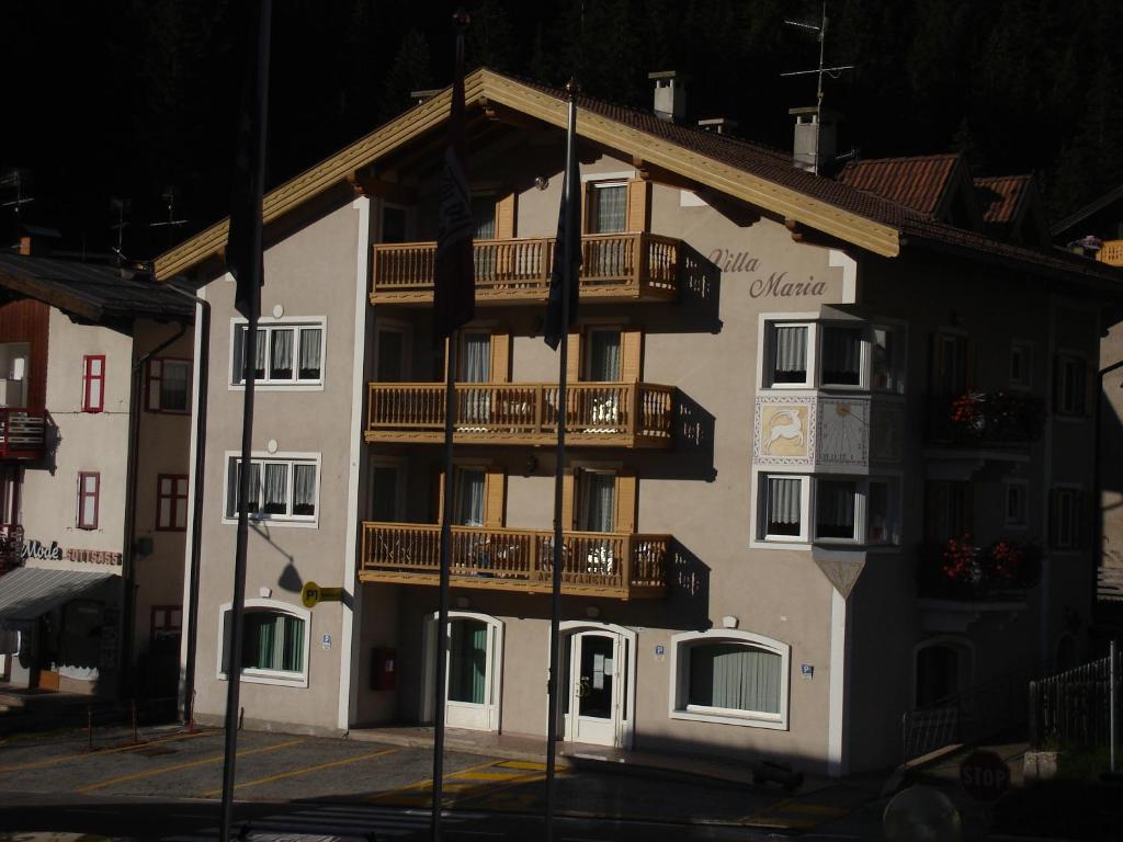 un gran edificio con balcones en un lateral en Appartamenti Villa Maria, en Canazei