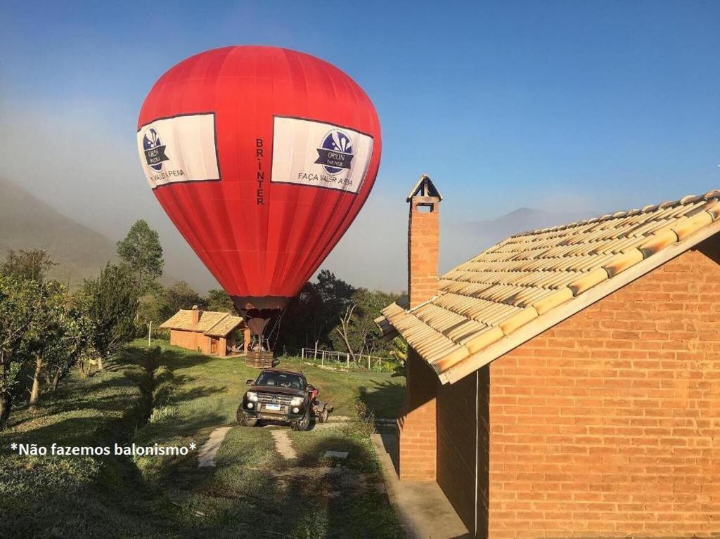 um balão de ar quente a voar sobre um edifício em Pousada Lua Bonita em São Bento do Sapucaí