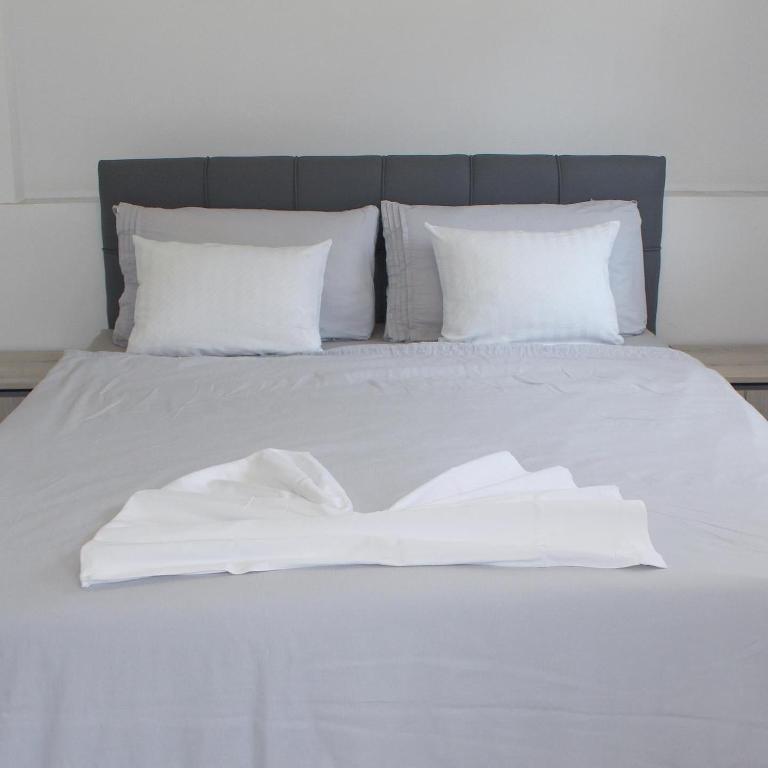 A bed or beds in a room at IL-Holidays Paralia