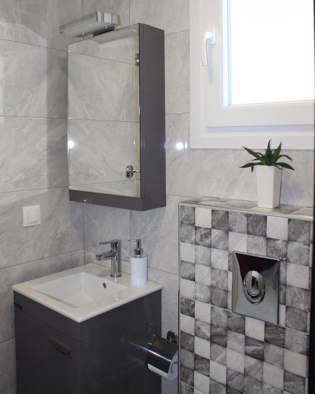 A bathroom at IL-Holidays Paralia