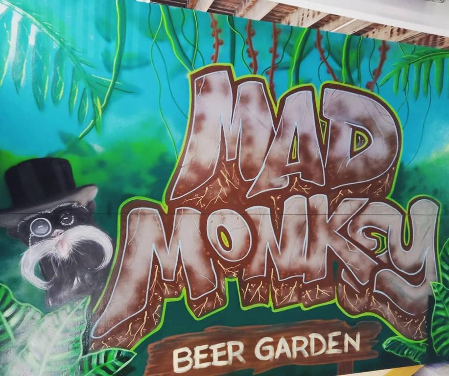 Certifikát, hodnocení, plakát nebo jiný dokument vystavený v ubytování Mad Monkey Central