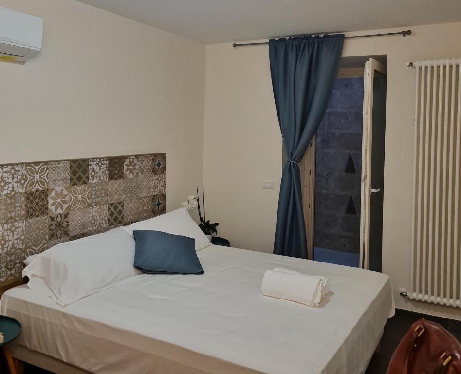 Postel nebo postele na pokoji v ubytování LITHOS ROOMs