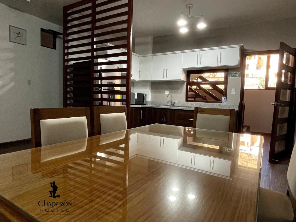 a kitchen and dining room with a table and chairs at Chaperón Lodging in Alausí