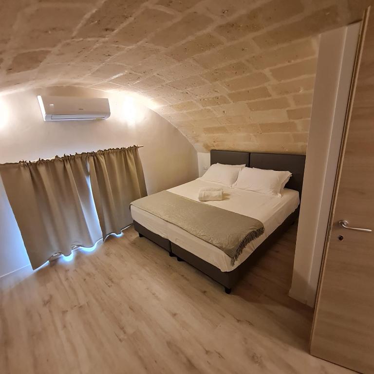 Postel nebo postele na pokoji v ubytování LITHOS ROOMs