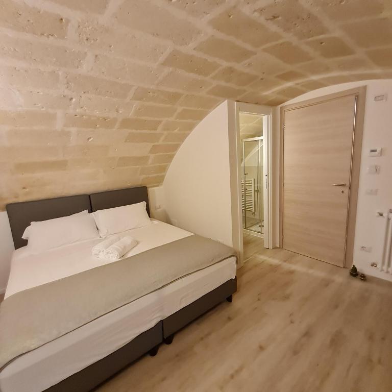 Postel nebo postele na pokoji v ubytování LITHOS ROOMs