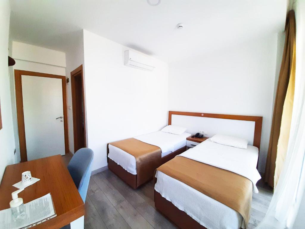 A bed or beds in a room at Karden Otel