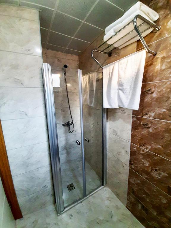 A bathroom at Karden Otel