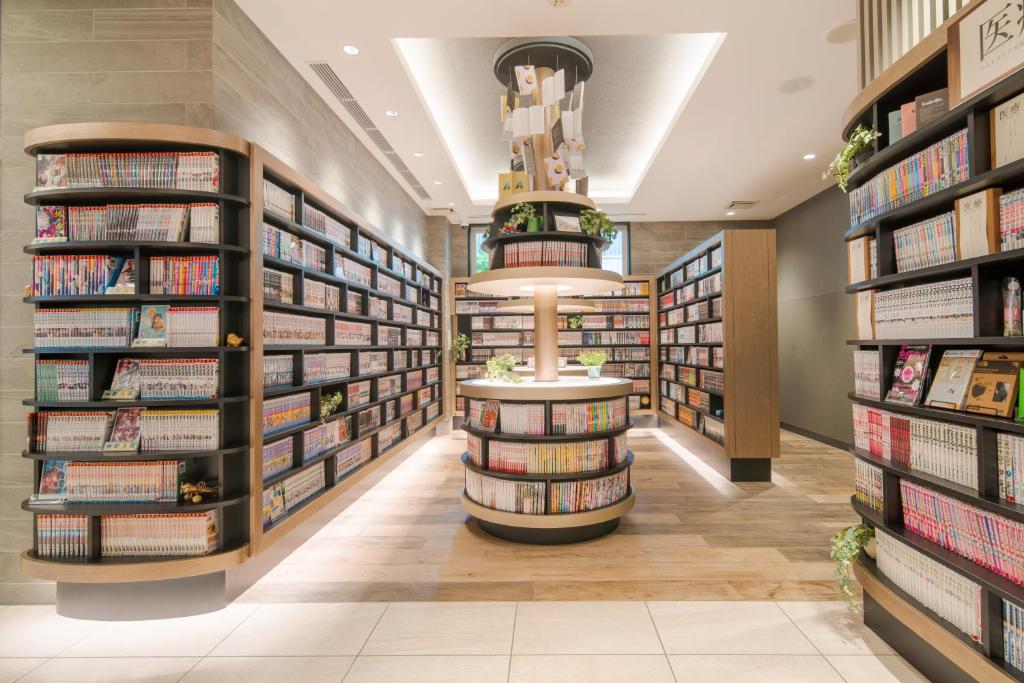 uma biblioteca com estantes e uma livraria em Quintessa Hotel Osaka Shinsaibashi Comic & Books em Osaka