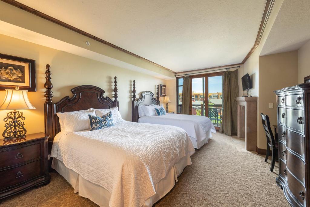um quarto com 2 camas e uma varanda em Luxury Amenities and Resort Ski In Ski Out Pool Hyatt Double Queen Hotel Room em Park City