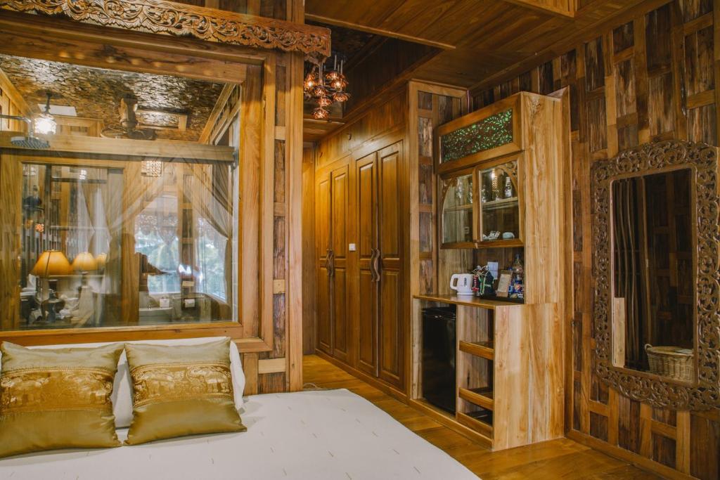 Ein Bett oder Betten in einem Zimmer der Unterkunft Santhiya Koh Phangan Resort and Spa