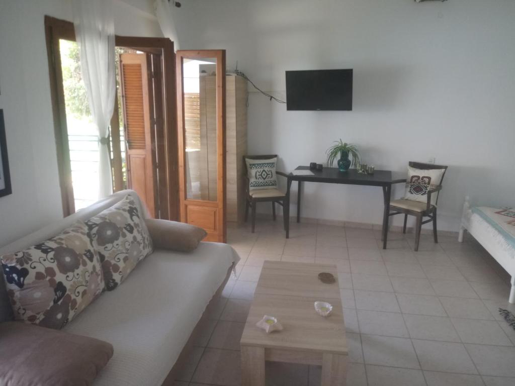 Telewizja i/lub zestaw kina domowego w obiekcie Kamari Guesthouse