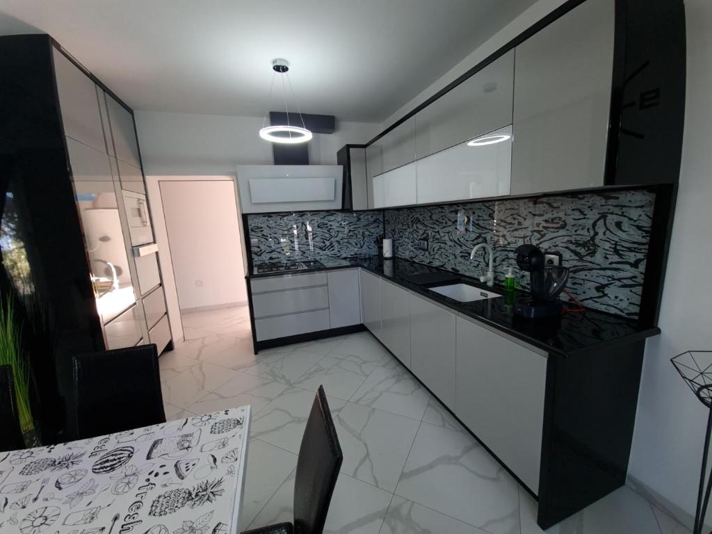 Kuchyňa alebo kuchynka v ubytovaní TJ Apartment