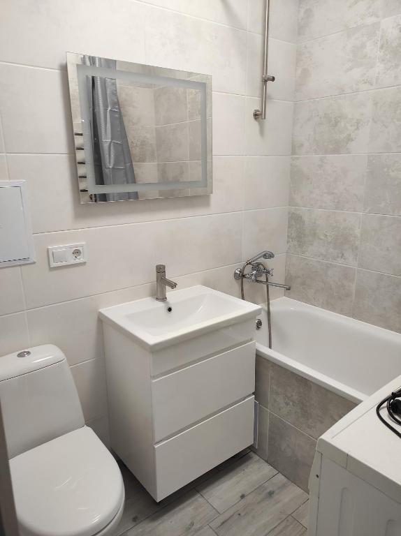 y baño con lavabo, aseo y bañera. en 2 комнатная с новым ремонтом, кондиционером, в самом центре, en Rivne