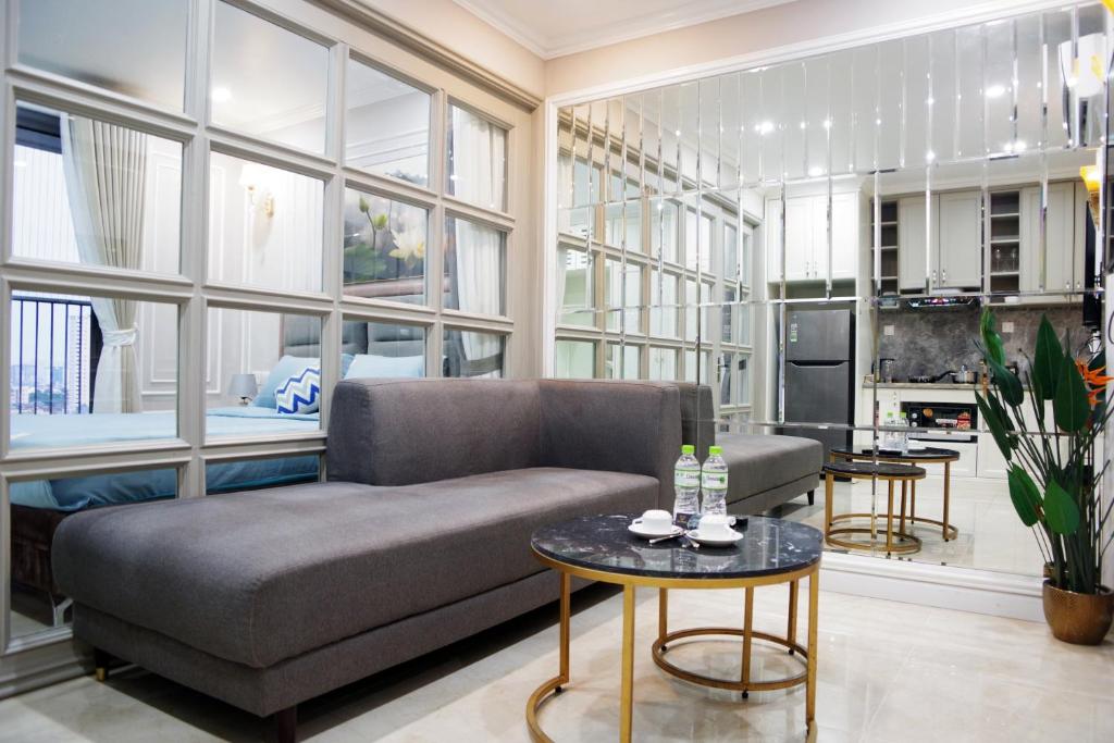 Khu vực ghế ngồi tại D'Capitale Luxury Apartments by The Zenith