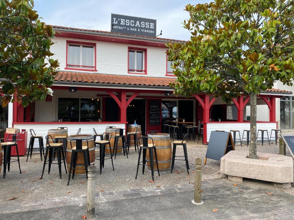 a group of tables and chairs in front of a restaurant at L'Escasse in Lit-et-Mixe