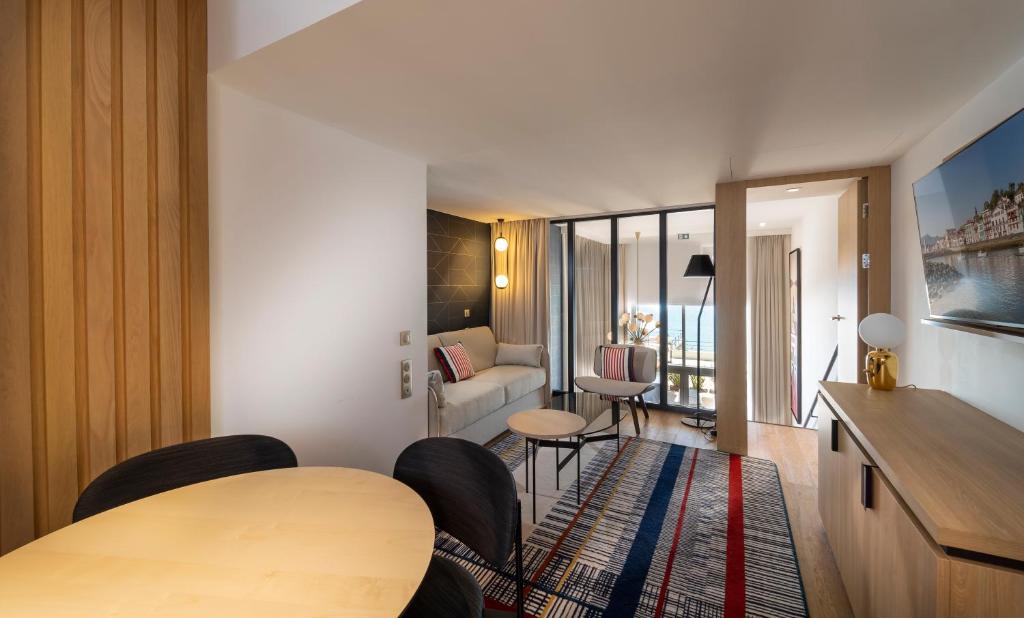 Postel nebo postele na pokoji v ubytování Thalazur Saint Jean de Luz - Hôtel & Spa