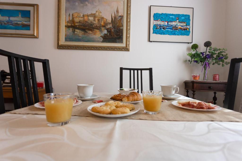Jedlo v ubytovaní bed & breakfast alebo blízkom okolí
