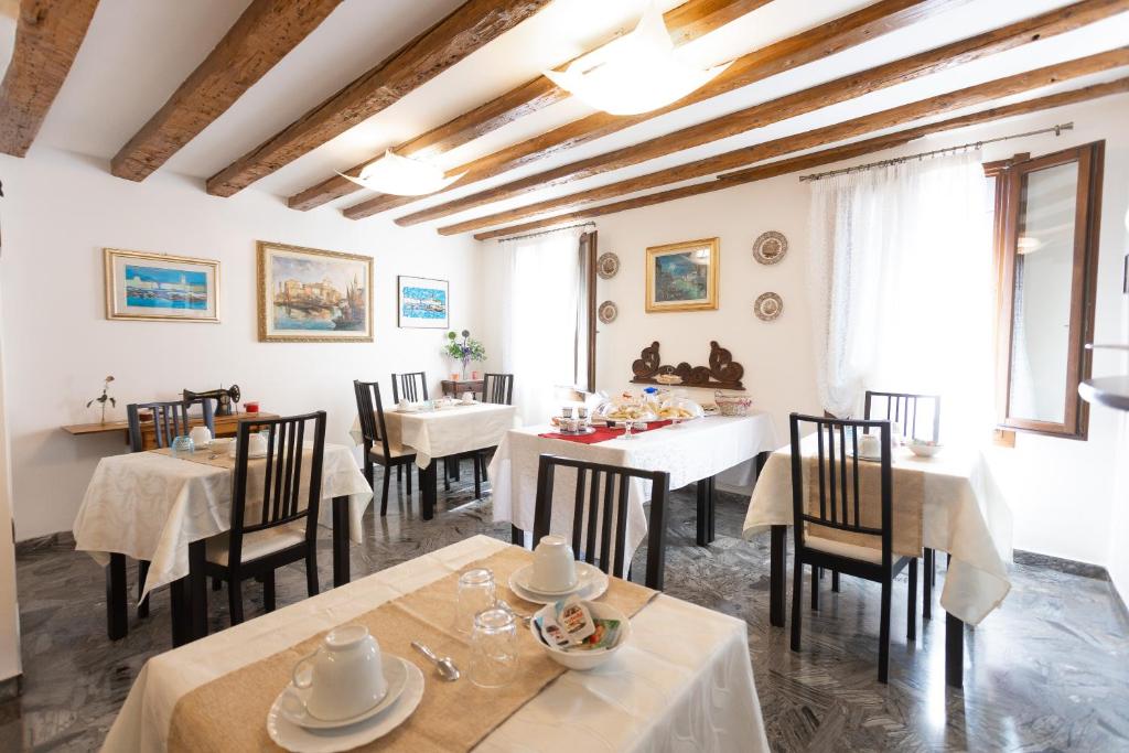 Reštaurácia alebo iné gastronomické zariadenie v ubytovaní B&B Antico Orologio