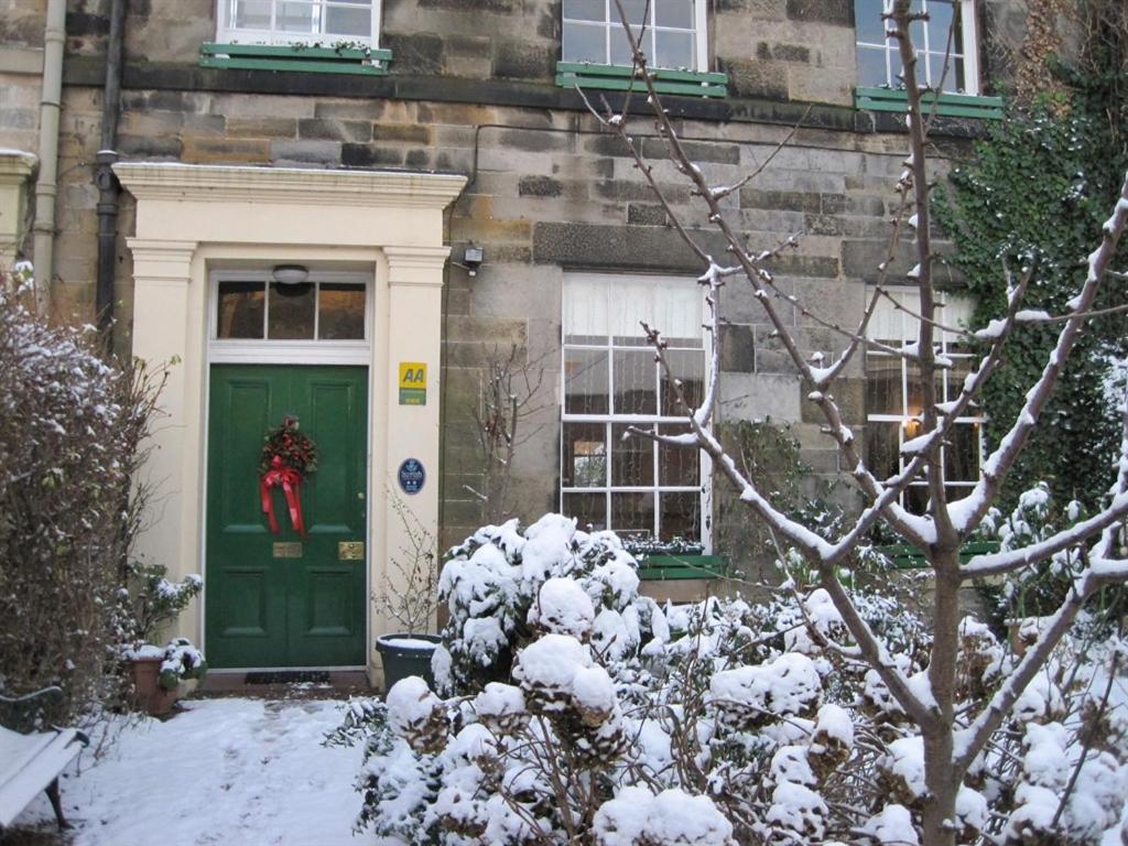una porta verde con una corona di fiori davanti a una casa di Amaryllis Guest House a Edimburgo