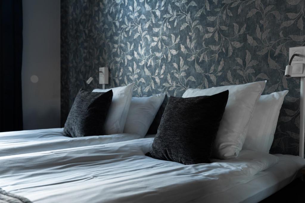斯卡拉的住宿－Skara Stay & Go，卧室内的一张带白色床单和枕头的床