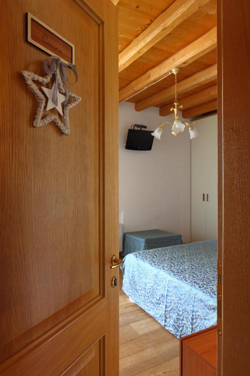 una porta con decorazioni a stella accanto a un letto di Agriturismo Moro Barel a Vittorio Veneto