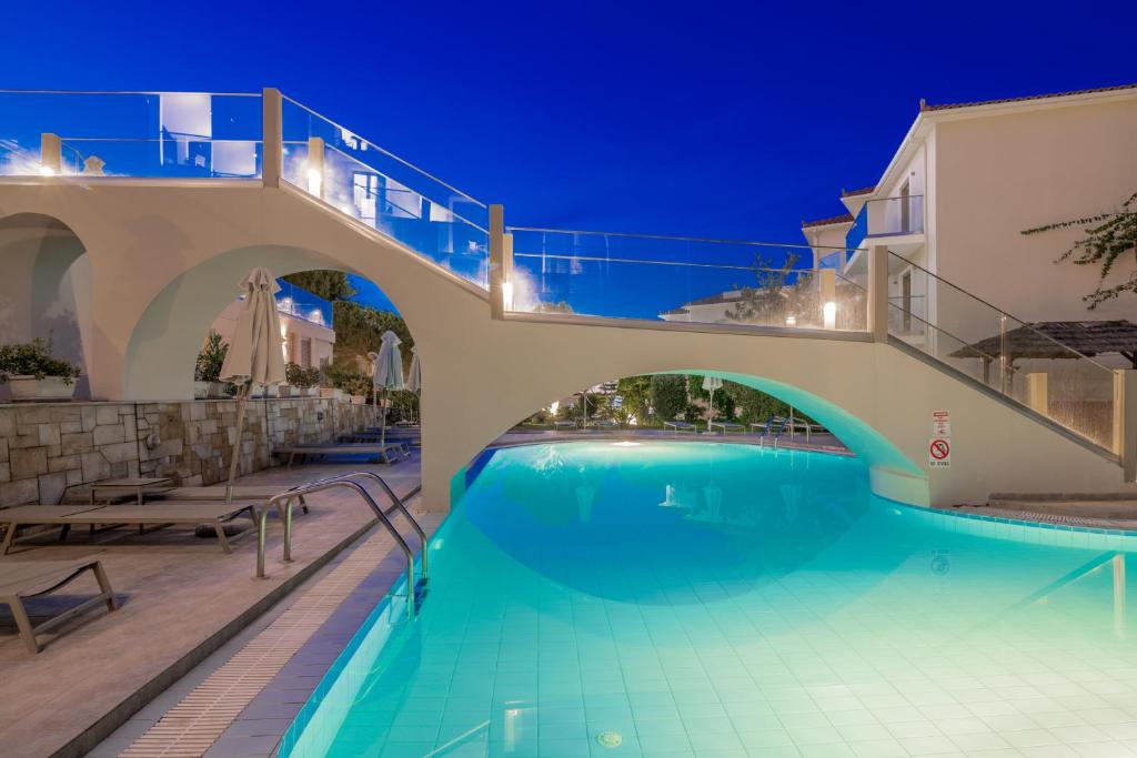 Bazén v ubytování Katerina Palace Hotel nebo v jeho okolí